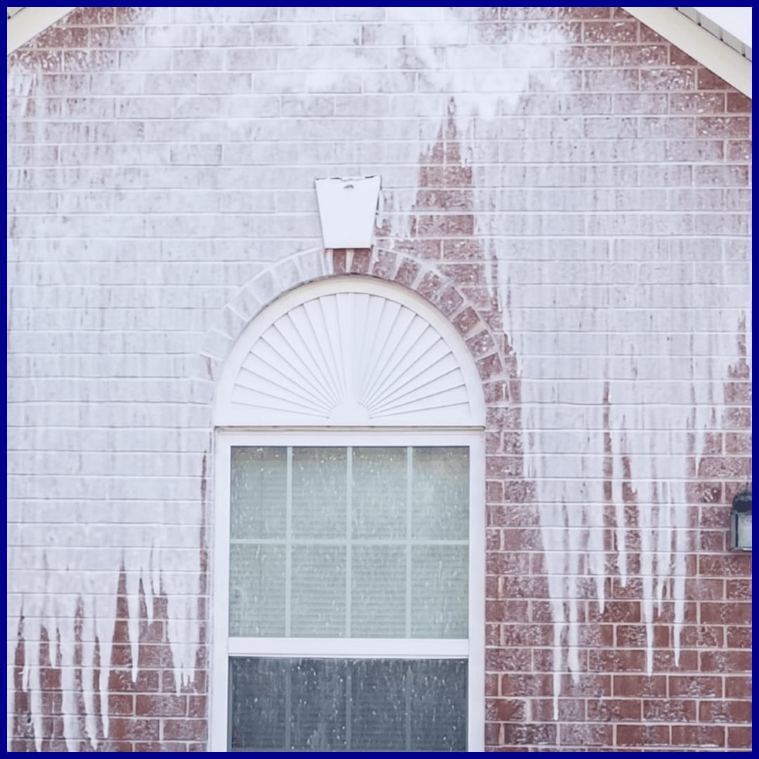 Low-pressure soft wash on stucco siding