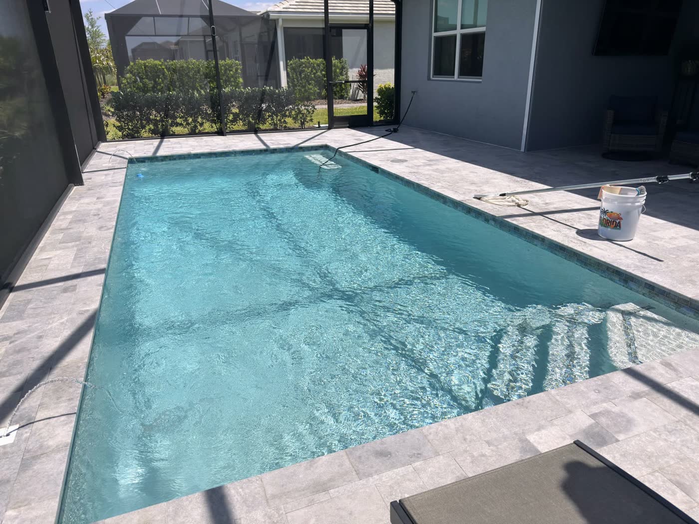 Clean pool water